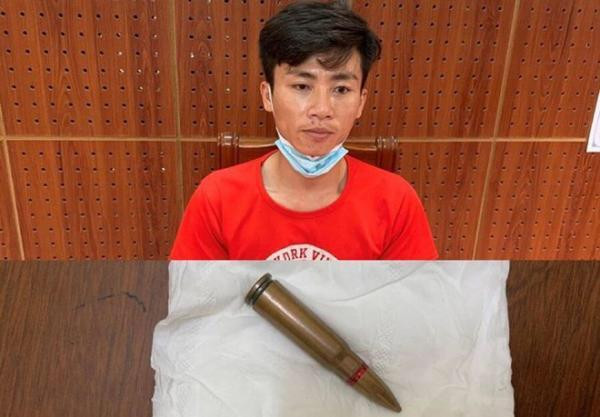 Đối tượng Đức và tang vật đe dọa hàng xóm .Ảnh: A. Khoa