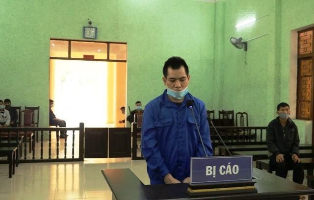 Bị cáo Ghển ra tòa, lĩnh án .Ảnh: CB