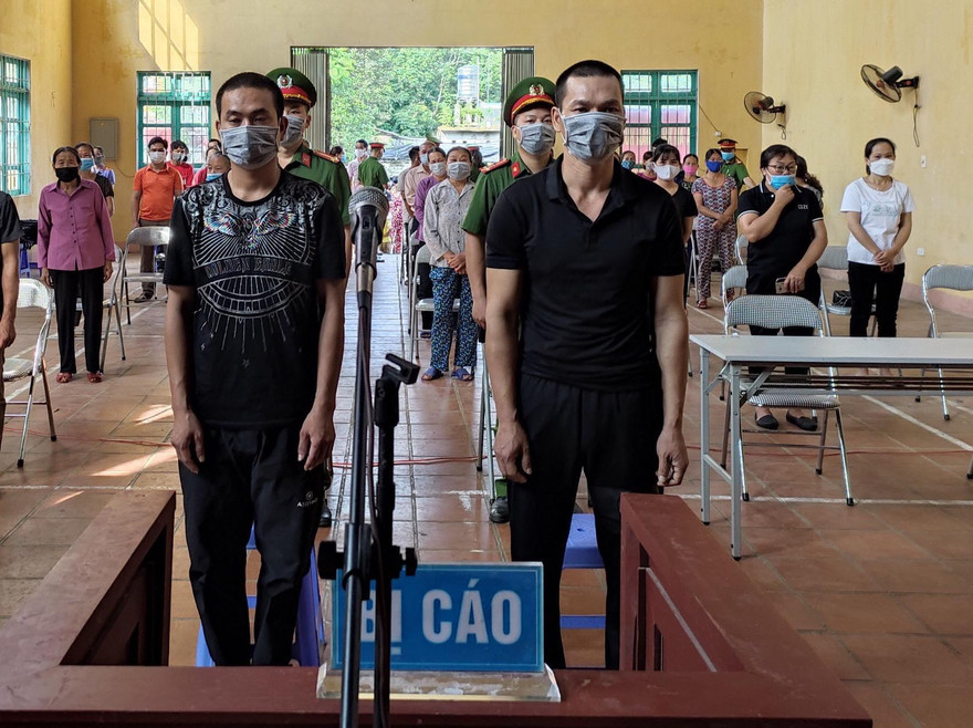 Hai bị cáo Thao và Quý (giữa) ra tòa lĩnh án -Ảnh: Duy Chiến 