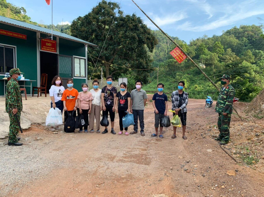 Biên phòng Tân Thanh ngăn chặn nhóm người nhập cảnh trái phép qua đường mòn biên giới .Ảnh: Duy Chiến 