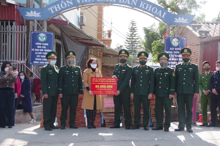 Thầy cô giáo, học sinh và đồng bào các dân tộc thiểu số ở biên giới nhận quà hỗ trợ của các lực lượng công tác tại cửa khẩu Chi Ma. Ảnh: Duy Chiến 