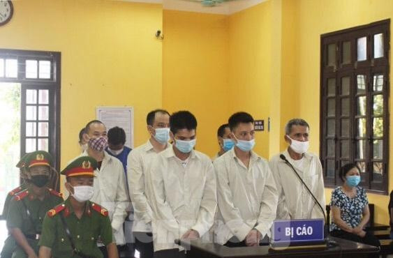 Bị cáo Thảo và các đồng phạm ra tòa, lĩnh án .Ảnh: H. Như