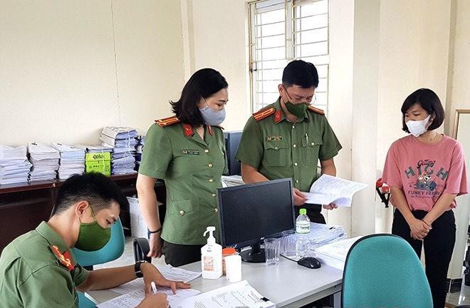 Đối tượng Thu (bìa phải ngoài cùng) chứng kiến lực lượng công an khám xét tại Trung tâm đào tạo và sát hạch lái xe mô tô Trường An -Ảnh: H. Thơ