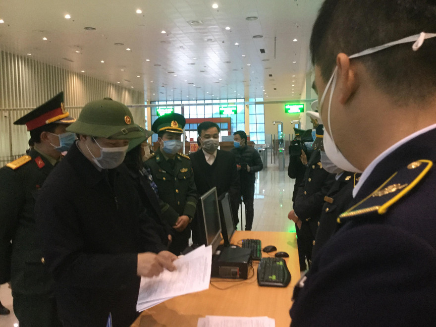 Để phòng, chống dịch, lãnh đạo tỉnh và Ban chỉ đạo Phòng chống COVID-19 địa phương tăng cường kiểm tra, chỉ đạo công tác quản lý chăt chẽ hoạt động xuất nhập cảnh qua cửa khẩu QT Hữu Nghị .Ảnh: Duy Chiến 