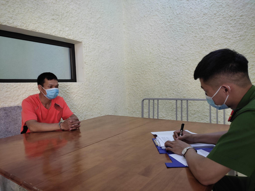 Đối tượng Thao (bìa trái) khai nhận hành vi chống người thi hành công vụ -Ảnh: TL