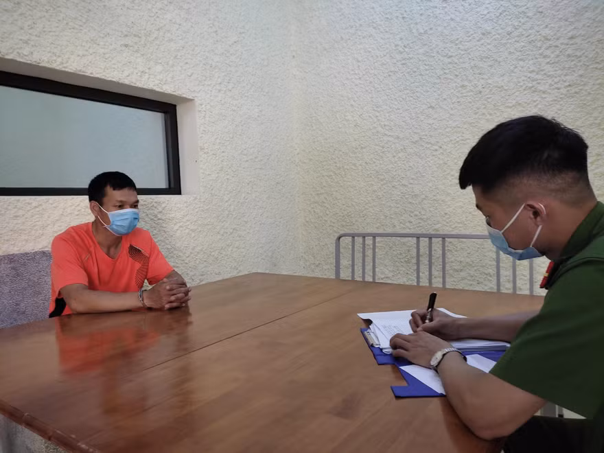 Đối tượng Thao (bìa trái) khai nhận hành vi chống người thi hành công vụ -Ảnh: TL