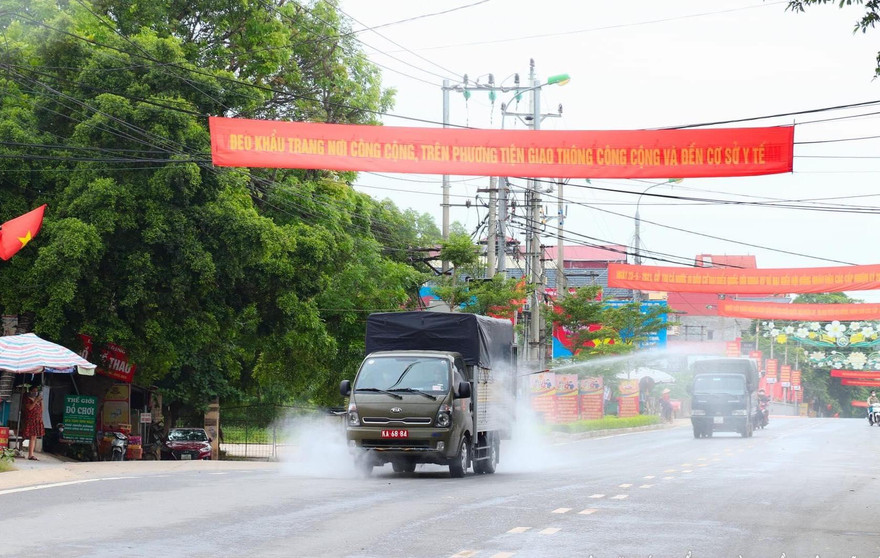 Trong chiều 5/6, các khu dân cu ở thị trấn Hữu Lũng và các xã lân cận sẽ được bộ đội hóa học Quân khu 1 phun khử khuẩn .Ảnh: H. Hồng 