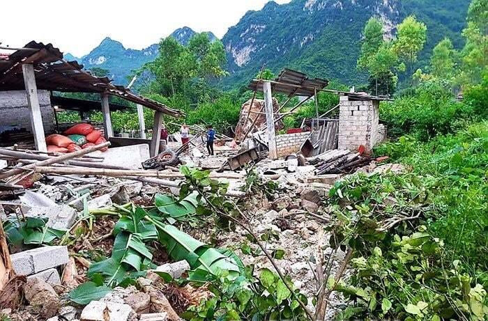 Cảnh tang hoang do đá lở tại khu vực gia đình ông Lăng Văn Hạp đang sinh sống .Ảnh: L.C