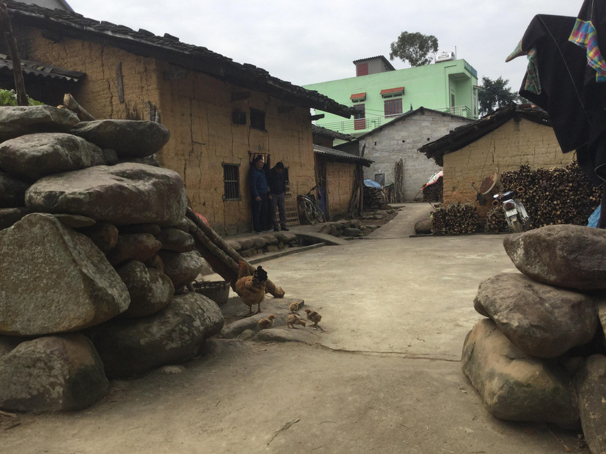 Làng đá cổ Thạch Khuyên trở thành điểm du lịch văn hóa, trải nghiệm, thu hút đông du khách thăm. Ảnh: Duy Chiến 