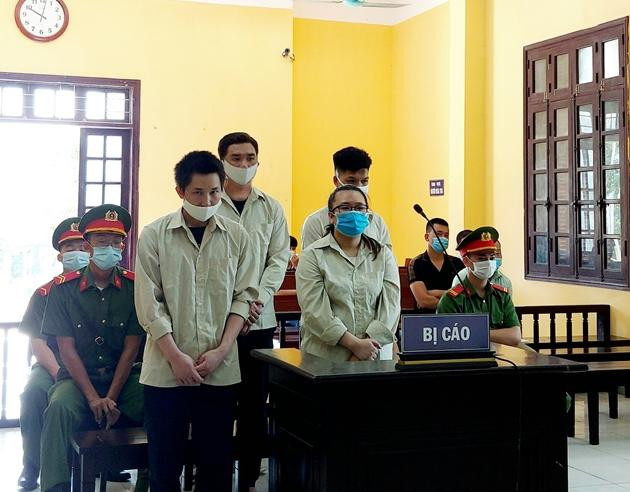 Trùm lừa đảo Bùi Thị Oanh (hàng đầu, bìa phải) cùng 3 đồng phạm ra tòa lĩnh án -Ảnh: TL