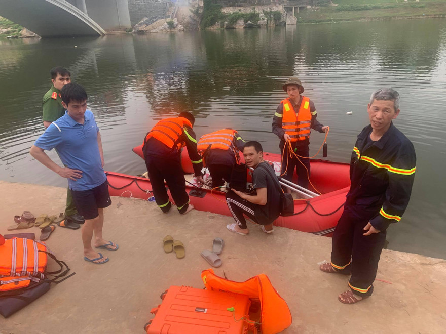 Công an Lạng Sơn sử dụng phương tiện cứu hộ cứu nạn tìm kiếm người thanh niên nhảy cầu. - Ảnh: Duy Chiến 