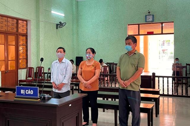 Ba bị cáo Công ty CP Thương mại tổng hợp Hạ Lang ra tòa lĩnh án .Ảnh: CB