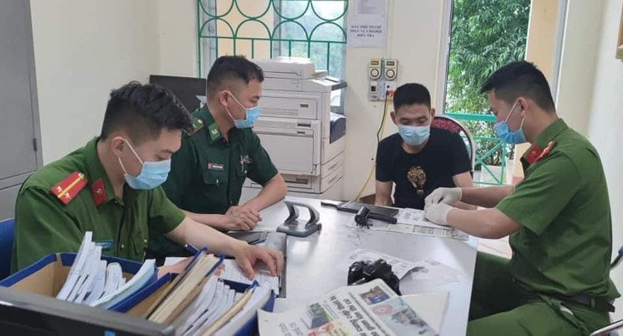 Đối tượng Hữu (giữa) tại cơ quan chức năng tỉnh Cao Bằng .Ảnh: T. Tùng 