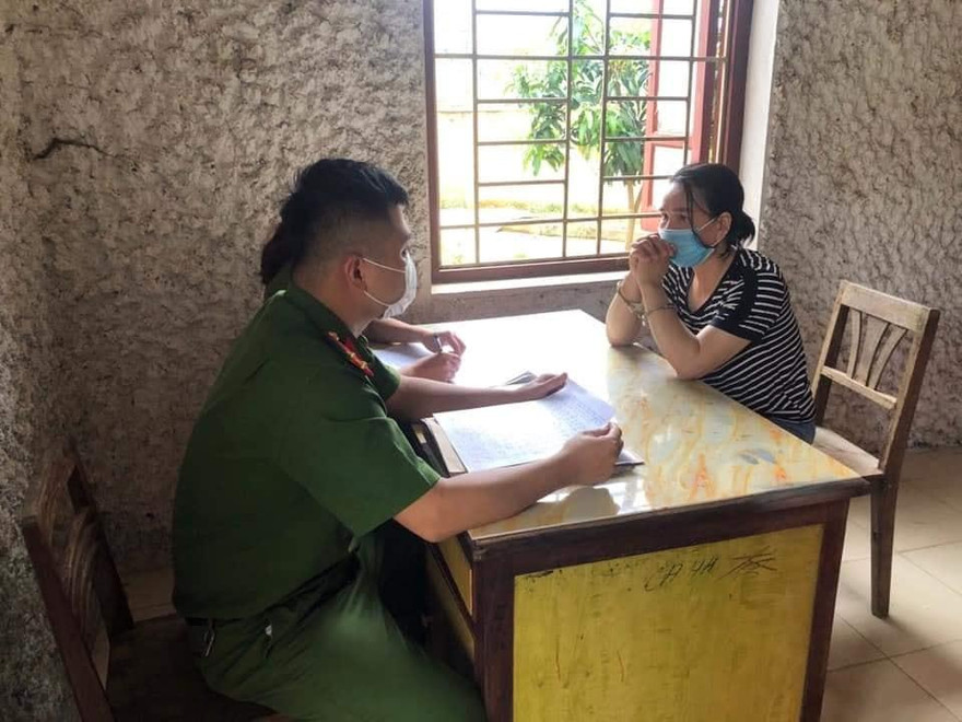 Bà Hoàng Thị Đông (bìa phải) tại cơ quan công an .Ảnh: TL