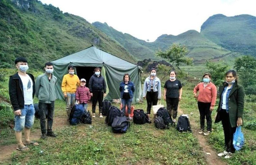 Nhóm người nhập cảnh trái phép bị lực lượng Biên phòng Cao Bằng bắt giữ sáng 3/5 .Ảnh: TL