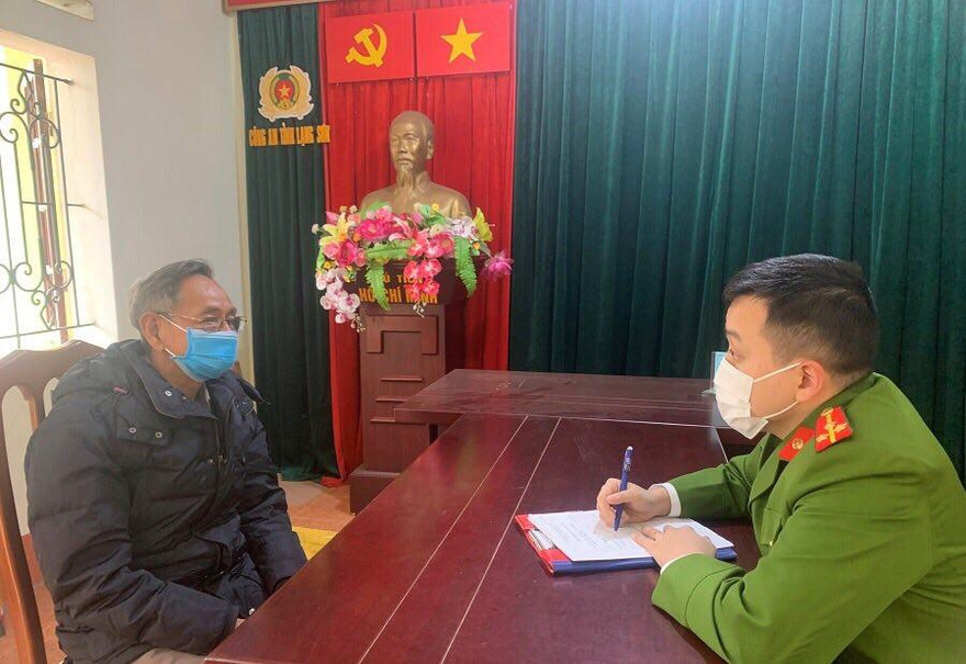 Đối tượng Hưởng (bìa trái) tại cơ quan công an .Ảnh: Hoàng Thơ