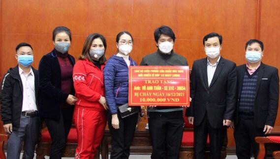 Đại diện đơn vị, nhà hảo tâm ở thị trấn Đồng Đăng, huyện Cao Lộc trao tiền hỗ trợ cho anh Tuấn. Ảnh: Duy Chiến