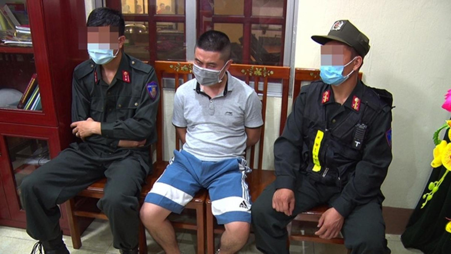 Đối tượng Nguyễn Hoàng Anh (giữa) tại cơ quan công an .Ảnh: 