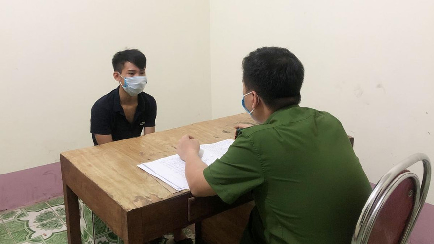 Đối tượng Tuấn (bìa trái) tại cơ quan công an .Ảnh: TL