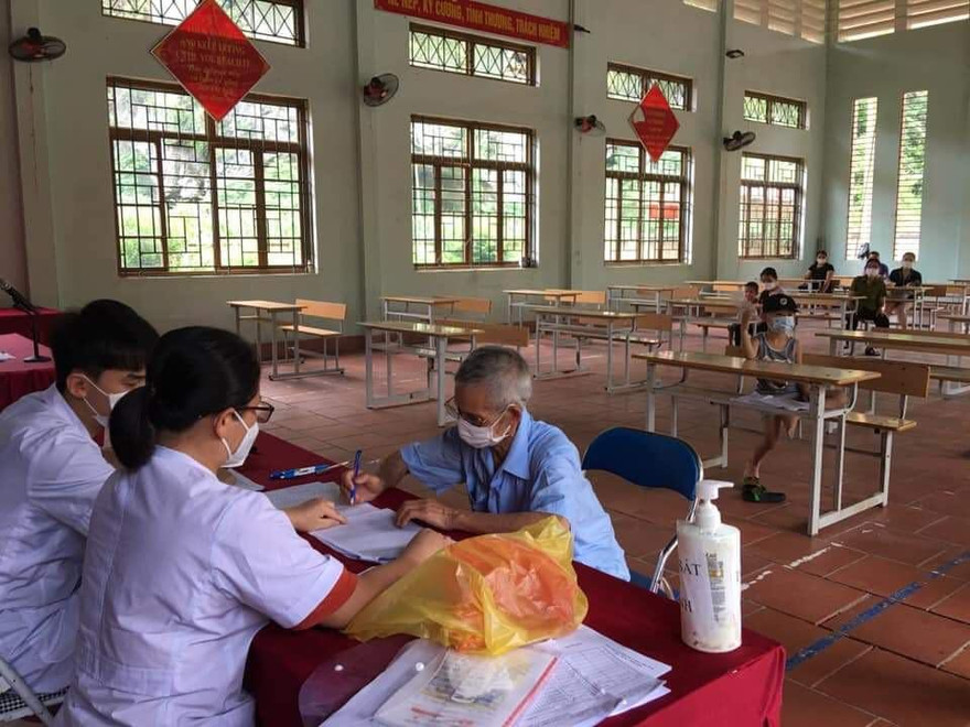 Ngành y tế huyện Bình Gia xét nghiệm và làm thủ tục cho công dân hoàn thành thòi gian cách ly ỏ địa phương .Ảnh: TL