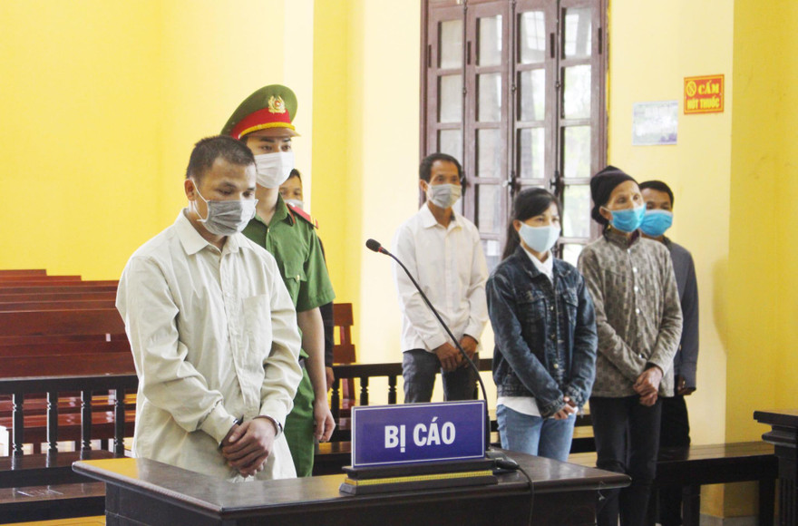 Bị cáo Lương Văn Côi (ngoài cùng, bên trái) ra tòa lĩnh án 17 năm tù -Ảnh: H. N