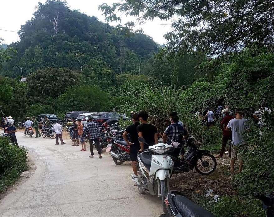 Lực lượng chức năng Lạng Sơn tiến hành khám nghiệm hiện trường, điều tra, xử lý vụ việc. - Ảnh: Duy Chiến 