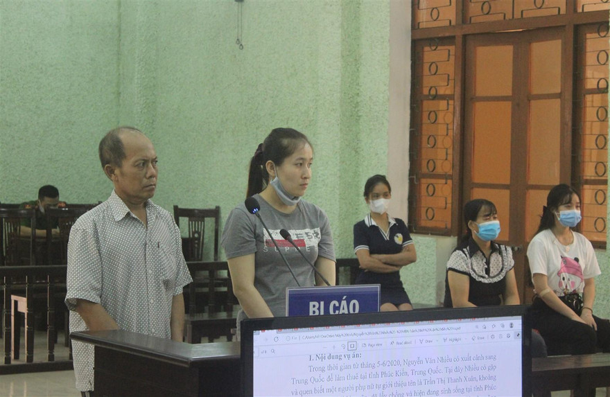 Hai đối tượng Nhiều và Quyên khai nhận hành vi trước tòa -Ảnh: P.O