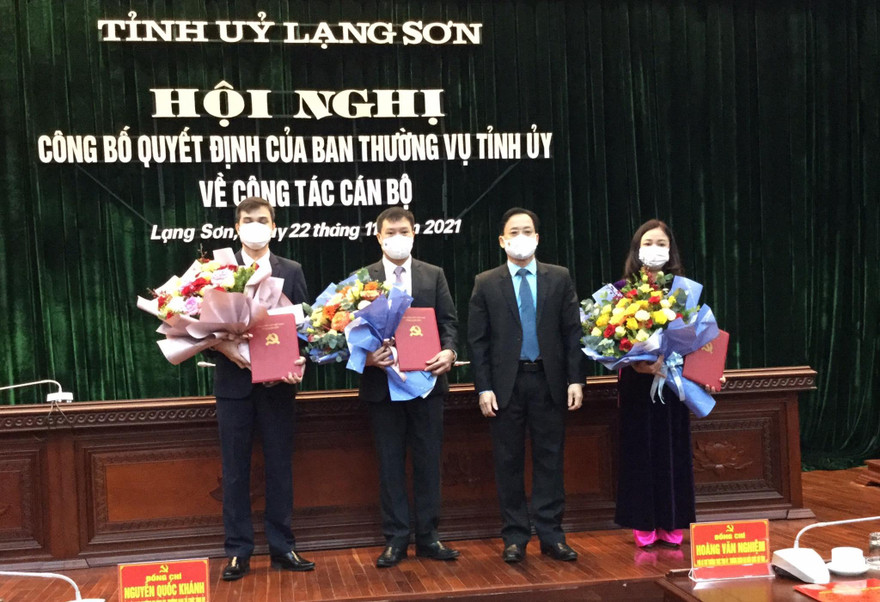 Lãnh đạo tỉnh Lạng Sơn trao các quyết định cho cán bộ được luân chuyển, bổ nhiệm. Ảnh: Duy Chiến