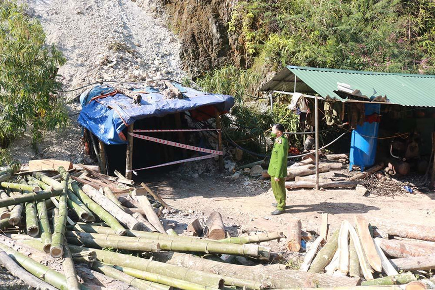 Hiện trường vụ tai nạn hầm lò khai thác quặng, lực lượng chức năng tỉnh Cao Bằng đang điều tra, xử lý vụ việc -Ảnh: PV