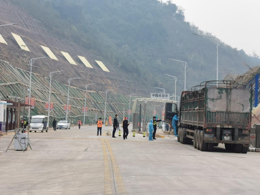 Sáng 18/8, hàng nông sản Việt Nam tiếp tục xuất bán sang Trung Quốc -Ảnh: Duy Chiến 