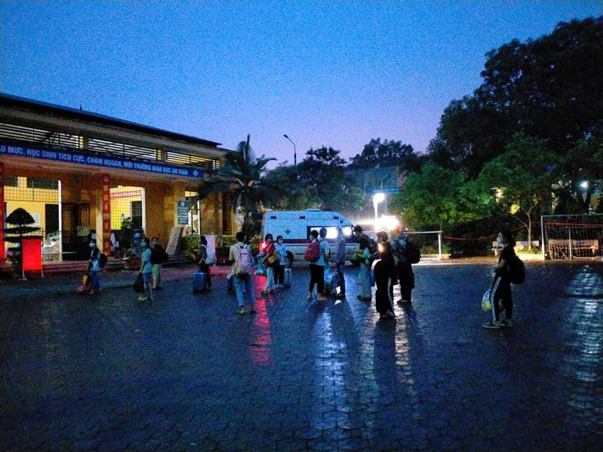 Gần 100 giáo viên, học sinh Trường THPT Hữu Lũng được cách ly ngay trong đêm .Ảnh: Q. Toản 