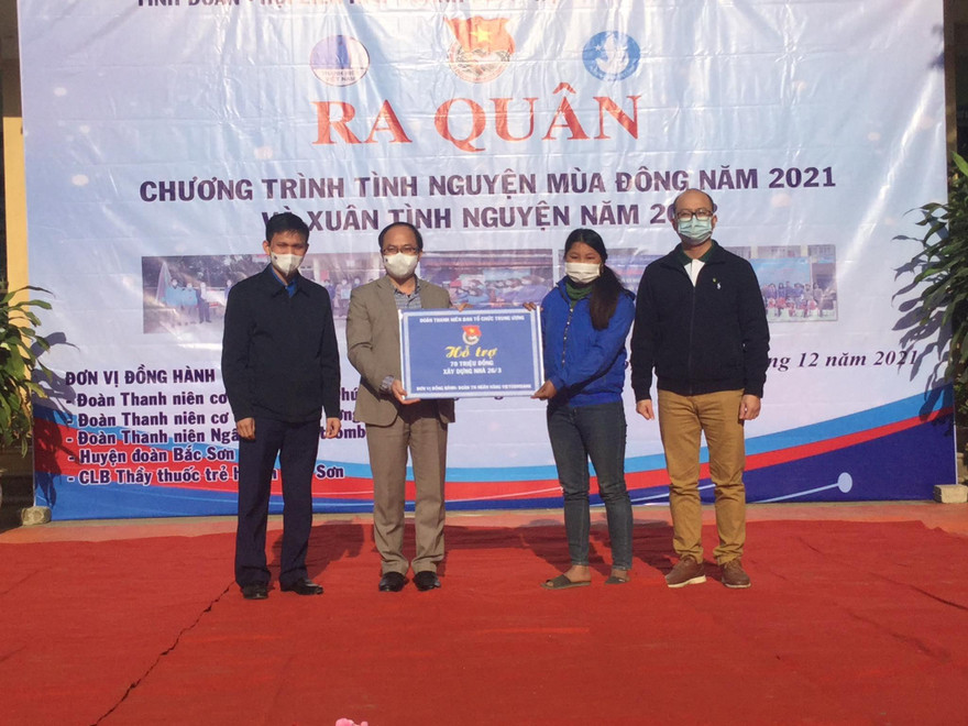 Tại chương trình, đại diện Đoàn Thanh niên Trung ương Đoàn, Ban tổ chức TƯ trao những phần quà ý nghĩa, hỗ trợ thanh niên huyện Bắc Sơn -Ảnh: Duy Chiến 