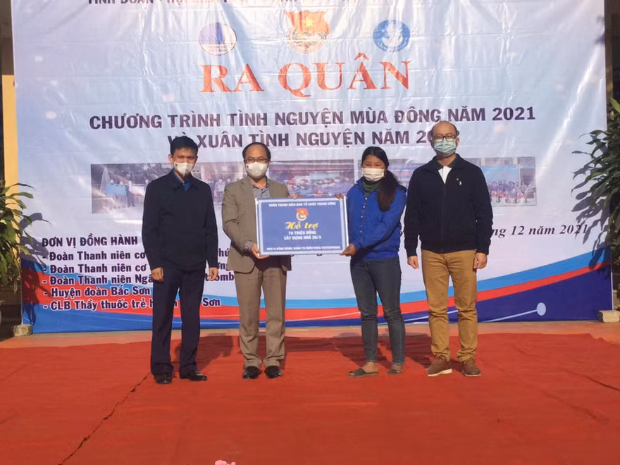 Tại chương trình, đại diện Đoàn Thanh niên Trung ương Đoàn, Ban tổ chức TƯ trao những phần quà ý nghĩa, hỗ trợ thanh niên huyện Bắc Sơn -Ảnh: Duy Chiến 