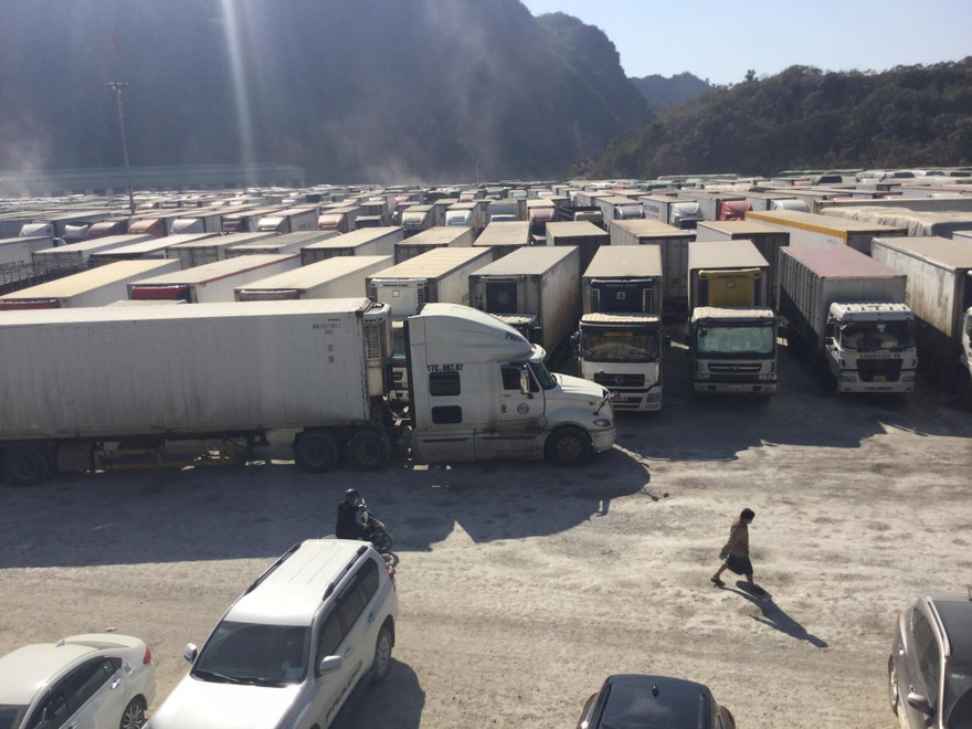 Do lưu lượng hàng hóa tập kết về cửa khẩu Tân Thanh mỗi lúc một nhiều nên bãi xe Bảo Nguyên luôn có từ 600 đến 700 xe chờ đến lượt thông quan hàng hóa. Ảnh: Duy Chiến 