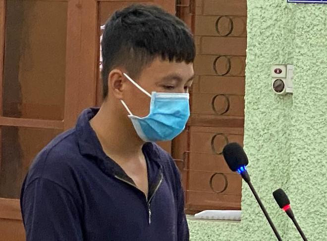 Bị cáo Hà Văn Đội ra tòa lĩnh án 4 năm tù về tội đưa người xuất cảnh trái phép .Ảnh: TL