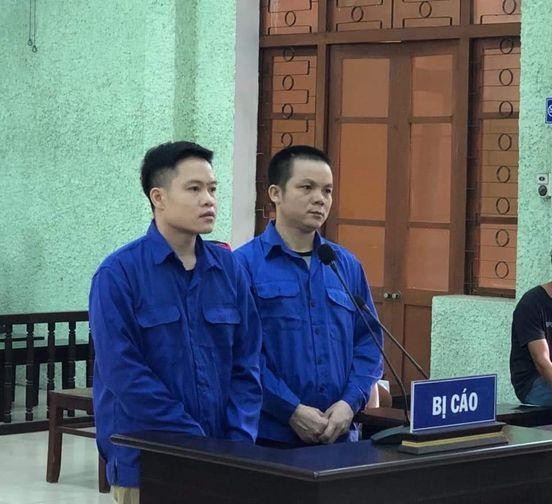 Hai bị cáo Dũng và Minh ra tòa lĩnh án -Ảnh: T. Tuệ 