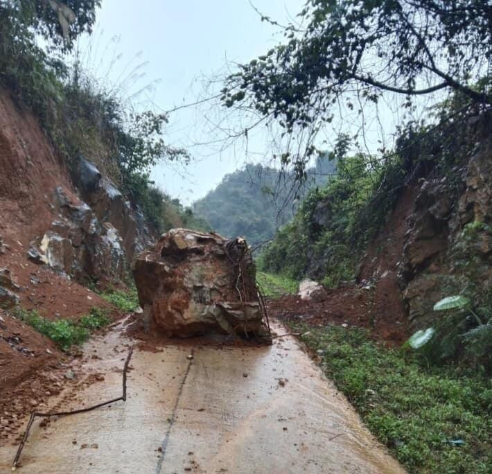 Hòn đất nặng chừng 3 tấn rơi từ trên núi cao xuống, choán hết mặt đường, nơi giáo viên, học sinh và người dân thường xuyên qua lại -Ảnh: 