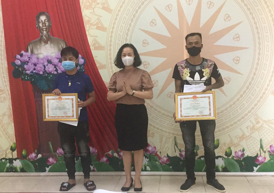 Bà Nông Bích Diệp, Phó chủ tịch UBND thành phố Lạng Sơn trao giấy khen cho hai anh Phan Thanh Hiếu và Trịnh Xuân Định. - Ảnh: Duy Chiến