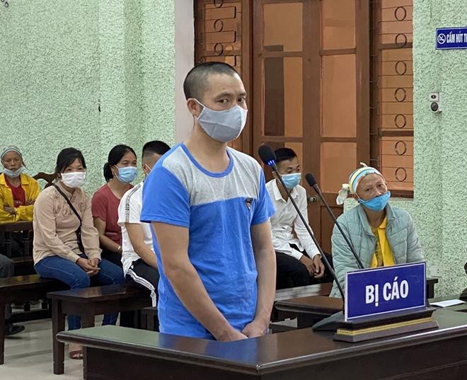 Bị cáo Vầy ra tòa lĩnh án 9 năm tù về tội buôn bán trẻ em .Ảnh: T. Duyên 