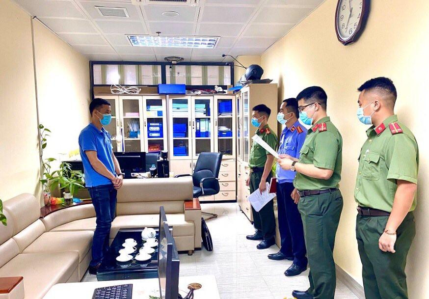 Cơ quan an ninh điều tra công an Lạng Sơn khám xét nơi ở của đối tượng Lý Văn Nguyên -Ảnh: H. Thơ