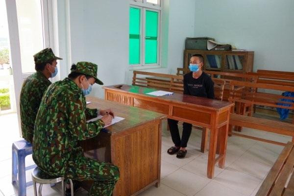 Đối tượng Tấm (bìa phải) khai nhận hành vi phạm pháp với lực lượng Biên phòng .Ảnh: Vi Toàn 