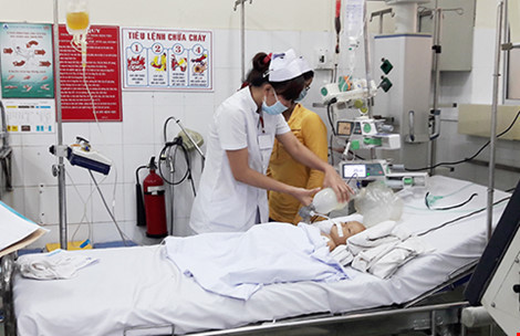 Trẻ đuối nước được cấp cứu tại BV Nhi đồng 1. Ảnh: HÀ PHƯỢNG