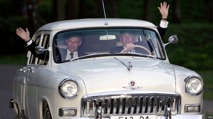 Tổng thống Mỹ George Bush đã lái xe Volga chở ông Putin đi dạo quanh Moscow năm 2005.