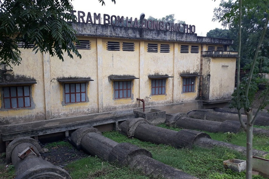 Chủ tịch UBND TP Nguyễn Đức Chung thẳng thắn chỉ rõ, việc để chậm lương cho người lao động trách nhiệm đầu tiên thuộc về 5 công ty thuỷ lợi