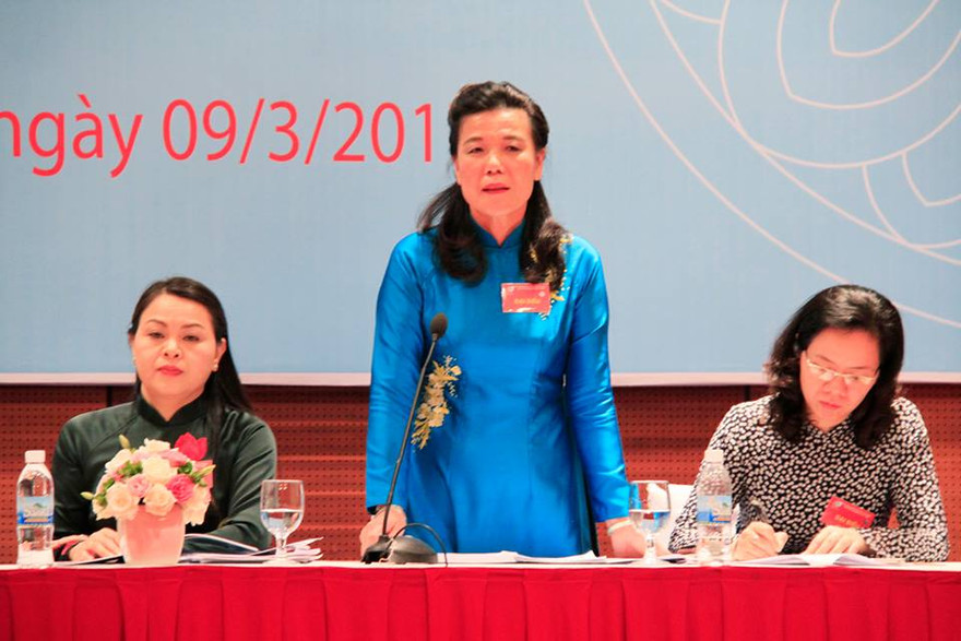  "Phó Chủ tịch Hội Phụ nữ Việt Nam Nguyễn Thị Tuyết trả lời báo chí về vụ PGĐ Sở ở Bình Thuận được cho là bẻ hoa chụp ảnh"