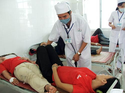 Khi có dấu hiệu ngộ độc thực phẩm, cần đưa ngay bệnh nhân tới cơ sở y tế để được khám và điều trị kịp thời. Ảnh: Internet