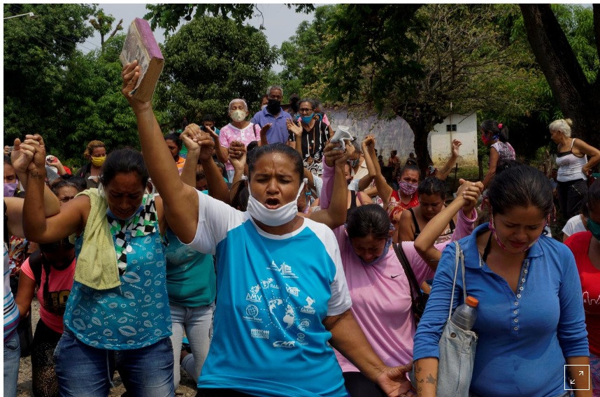 Người thân của các tù nhân ở nhà tù Los Llanos đứng ngoài cầu nguyện cho các nạn nhân vụ thảm sát trong tù.
