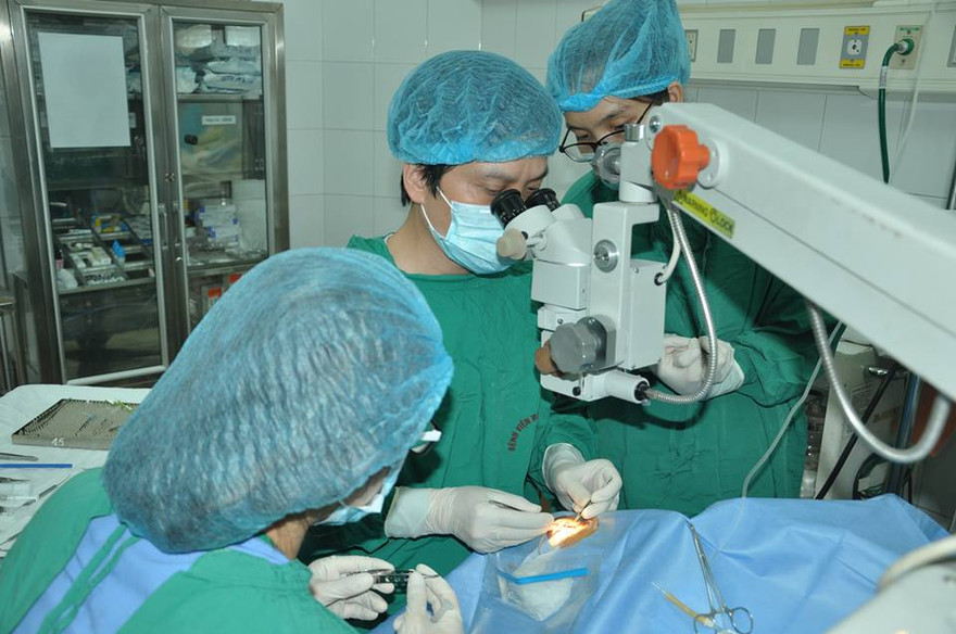 TS Lê Xuân Cung cùng ê kíp phẫu thuật đang ghép giác mạc của bé Vân Nhi cho bé trai 6 tuổi. Ảnh: BV Mắt TƯ cung cấp