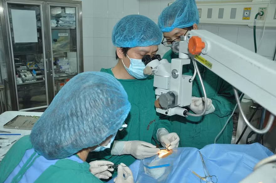 TS Lê Xuân Cung cùng ê kíp phẫu thuật đang ghép giác mạc của bé Vân Nhi cho bé trai 6 tuổi. Ảnh: BV Mắt TƯ cung cấp