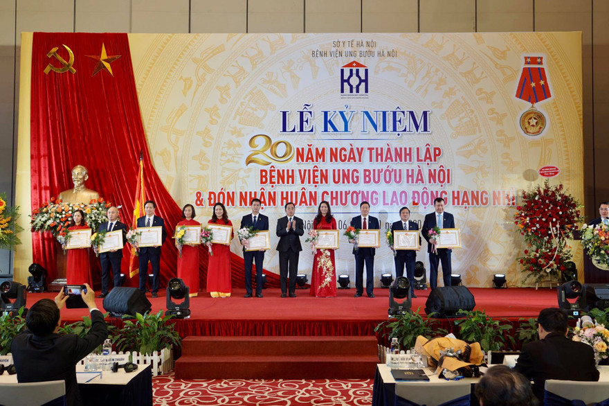 Các bác sỹ Bệnh viện Ung bướu Hà Nội vinh dự nhận Bằng khen tại Lễ kỷ niệm